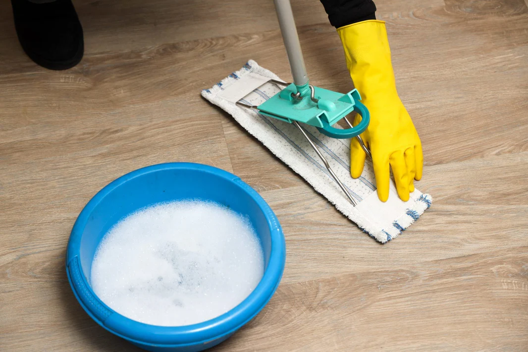 pvc vloeren dweilen woonhuiswoerden - pvc vloer dweilen